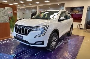 20241023060841 mahindra xuv700 showroom image 1